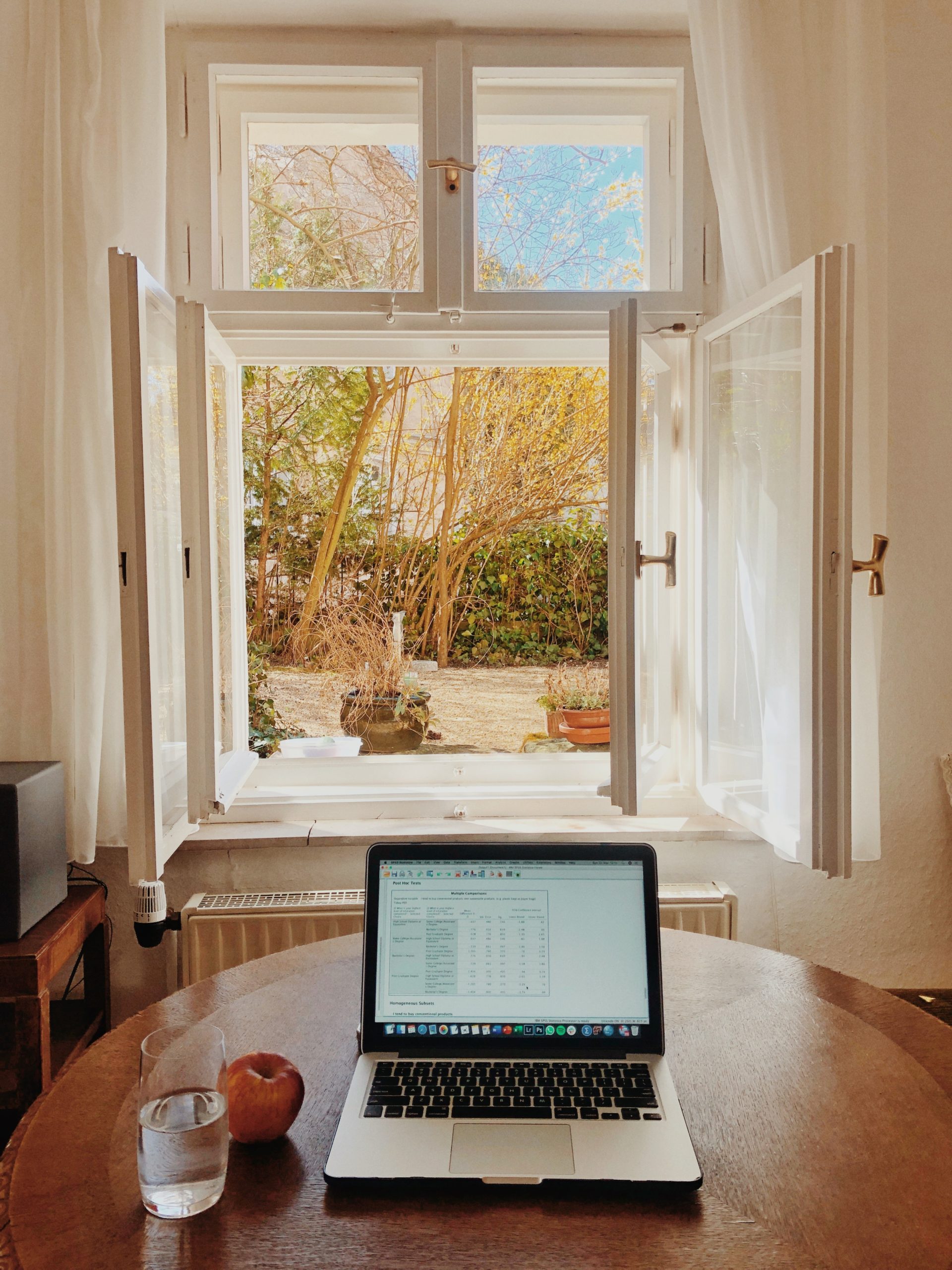 pexels-eli-sommer-3992776 Bureau de télétravail face à une fenêtre