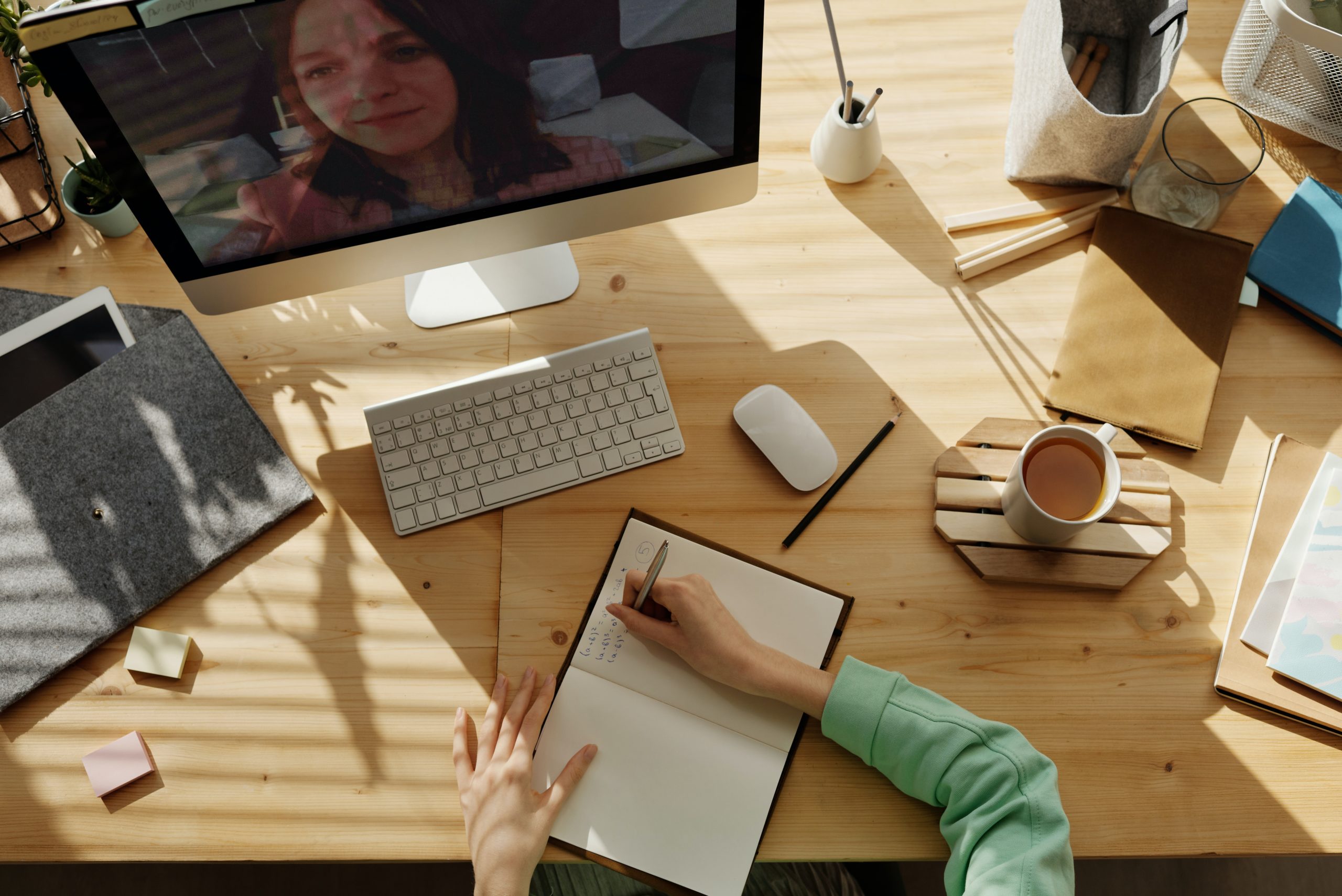 pexels-julia-m-cameron-4144923 Bureau télétravail avec écran ordinateur et cahier