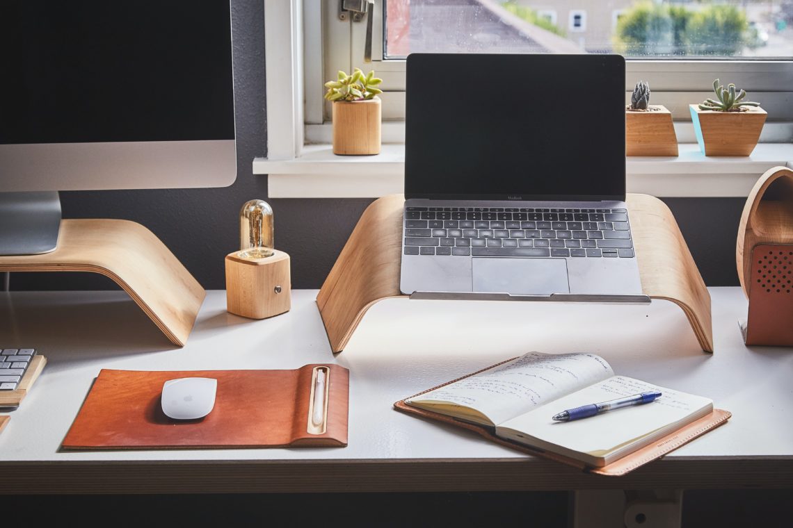 Bureau pour le télétravail avec deux écrans