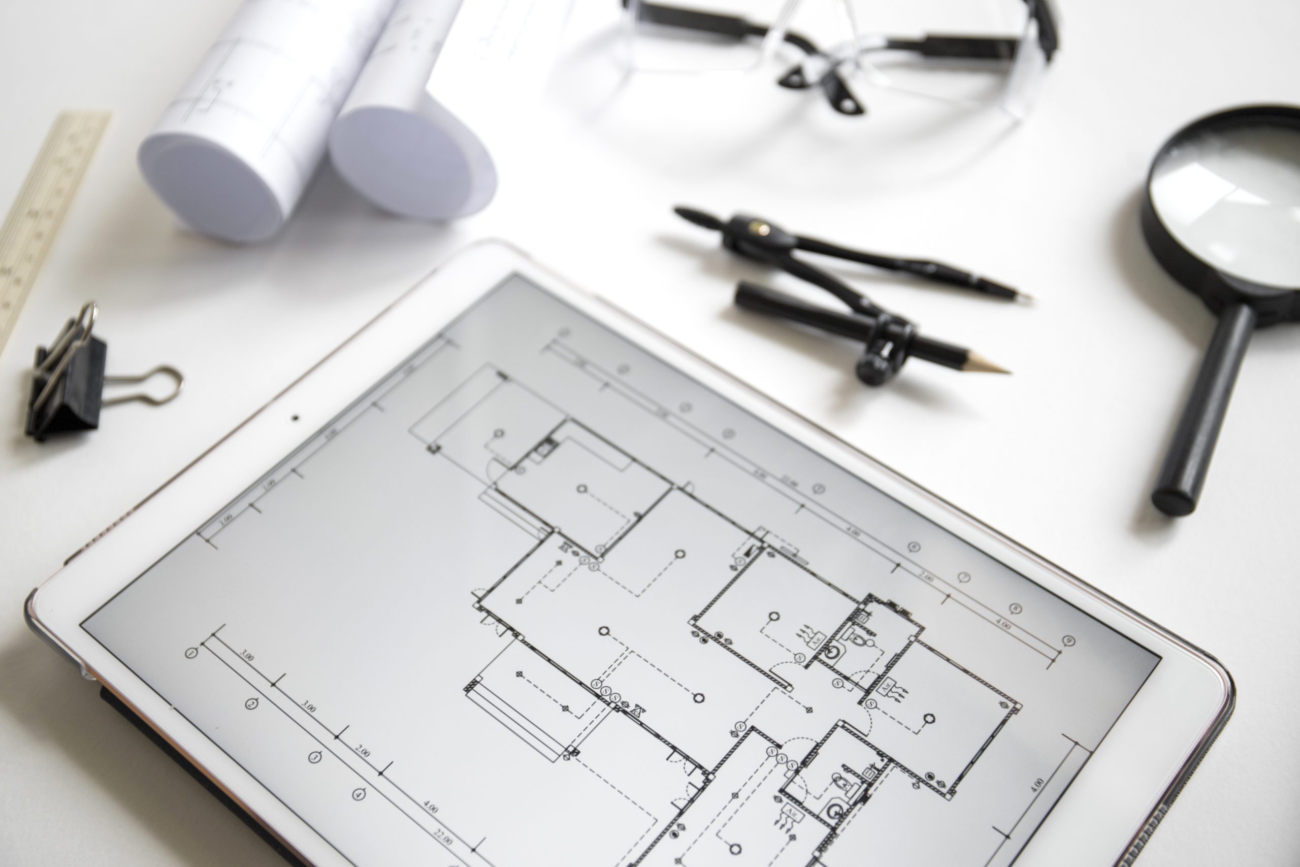 tablette-pres-fournitures-dessin étape 1 pour optimiser un coin nuit : prendre les mesures